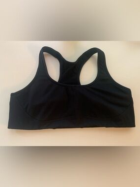 Maximum support •Black racer back cropped sports bra with support
